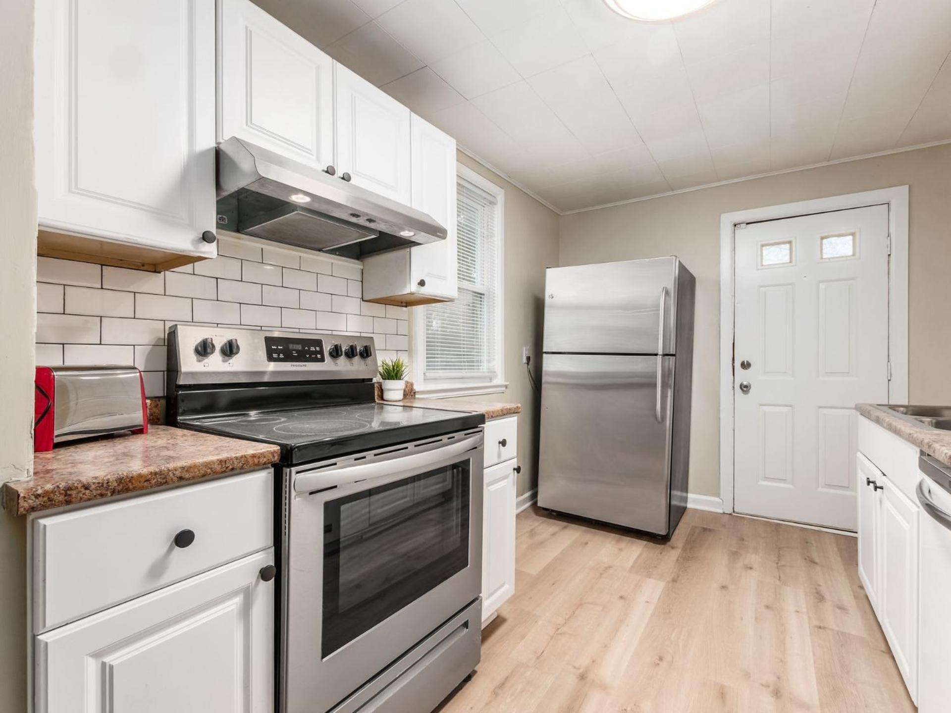 Вилла Housepitality - The Osu Mansion- Osu Sleeps 20 Колумбус Экстерьер фото