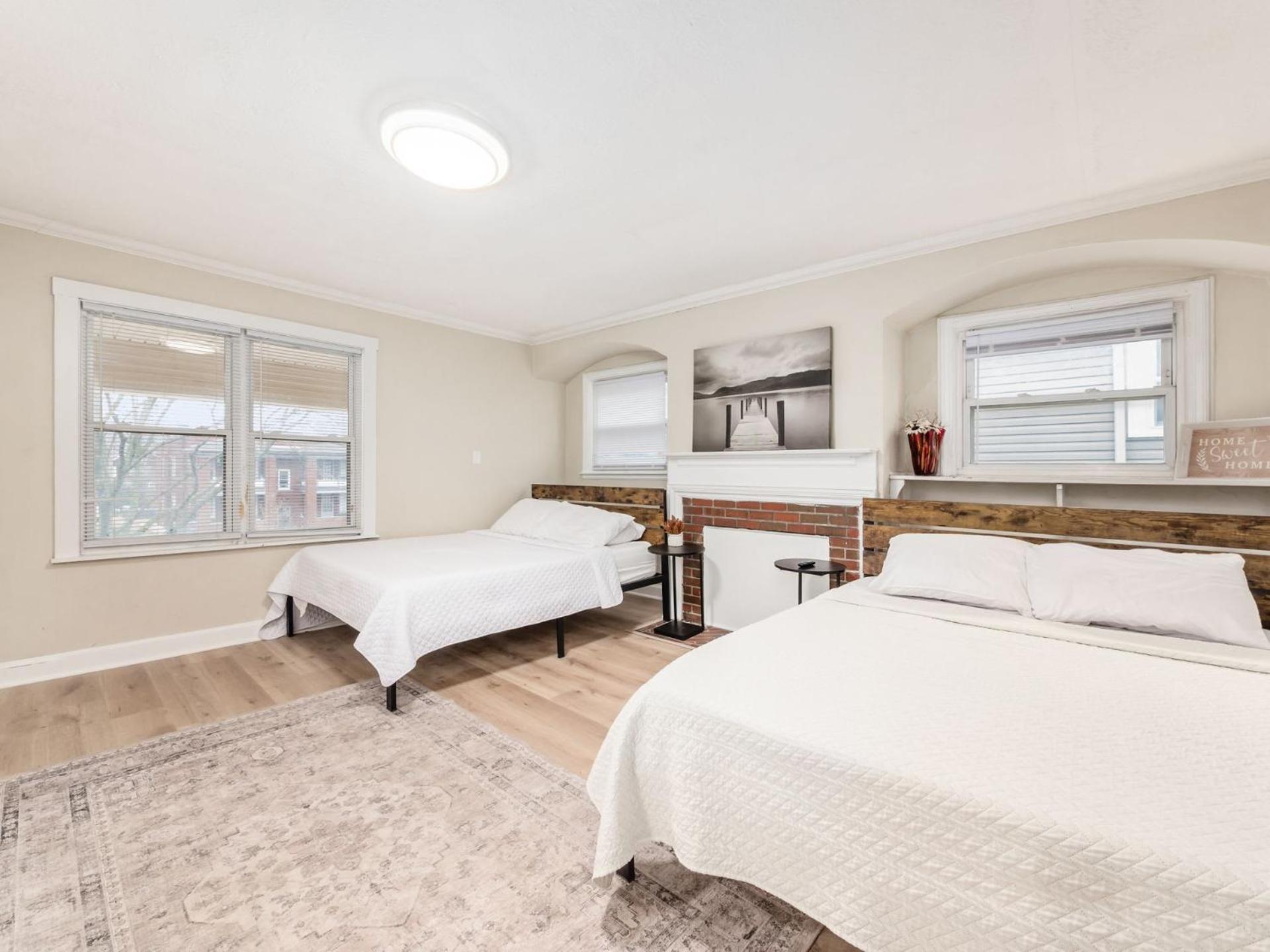 Вилла Housepitality - The Osu Mansion- Osu Sleeps 20 Колумбус Экстерьер фото
