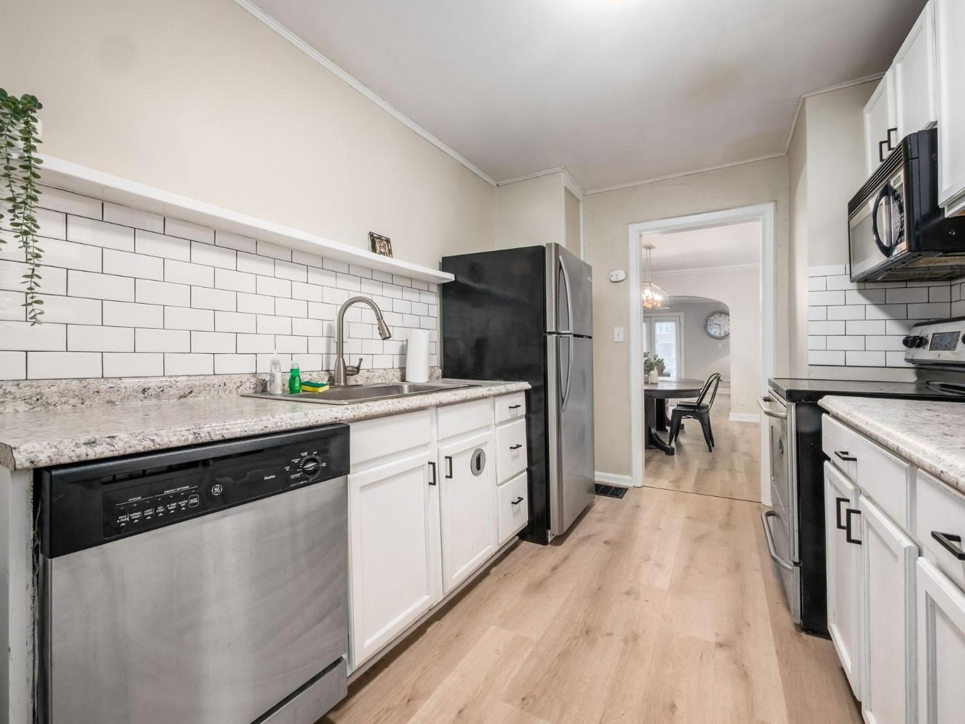 Вилла Housepitality - The Osu Mansion- Osu Sleeps 20 Колумбус Экстерьер фото